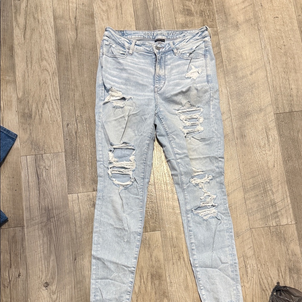 American Eagle Light Wash Distressed Women’s Jeans